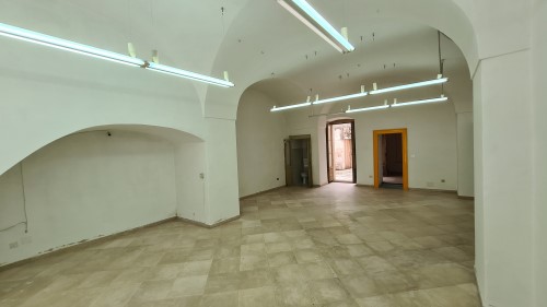 Centralissimo Locale Commerciale con Doppia Esposizione